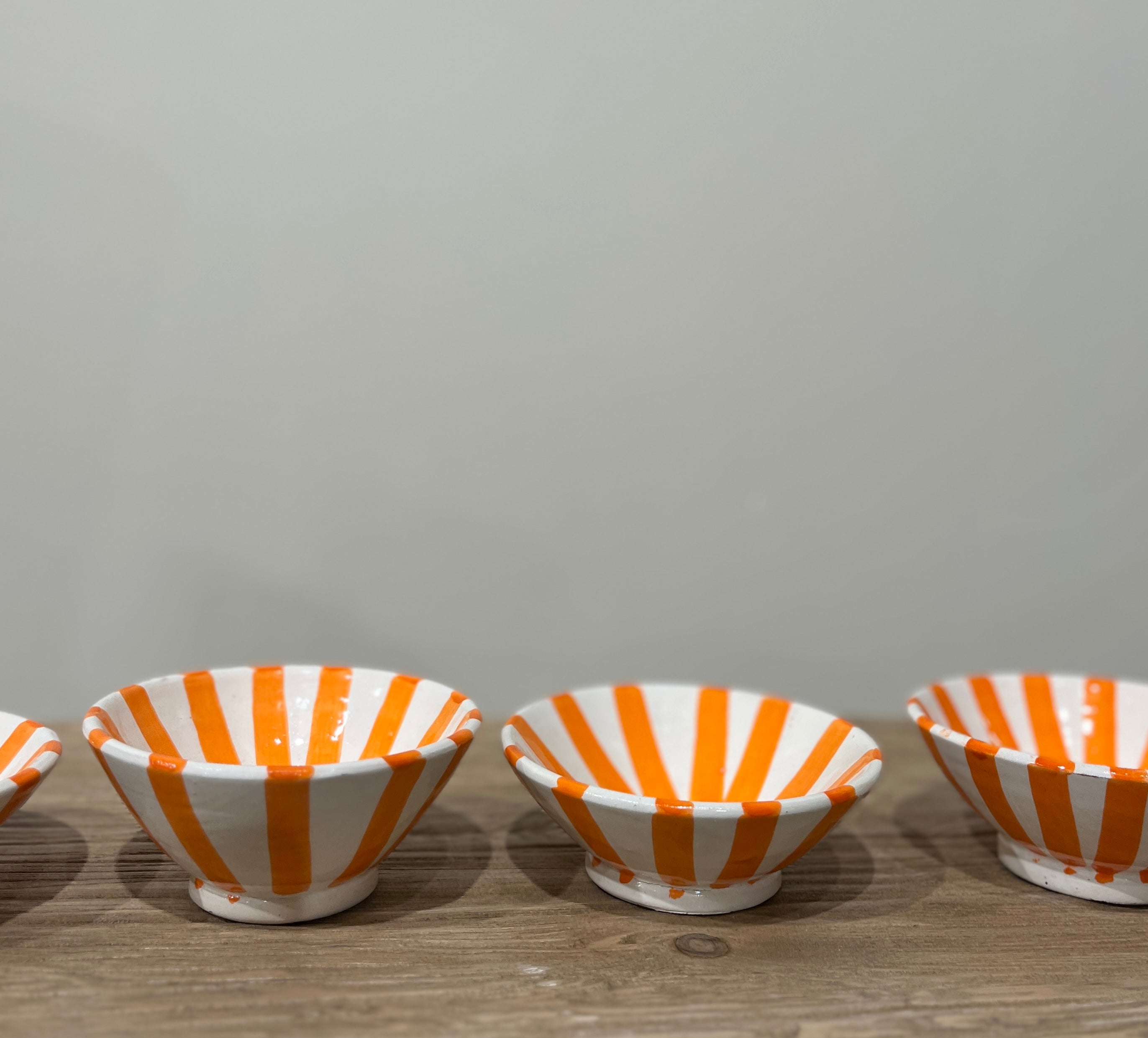 Håndlagde skåler med oransje striper