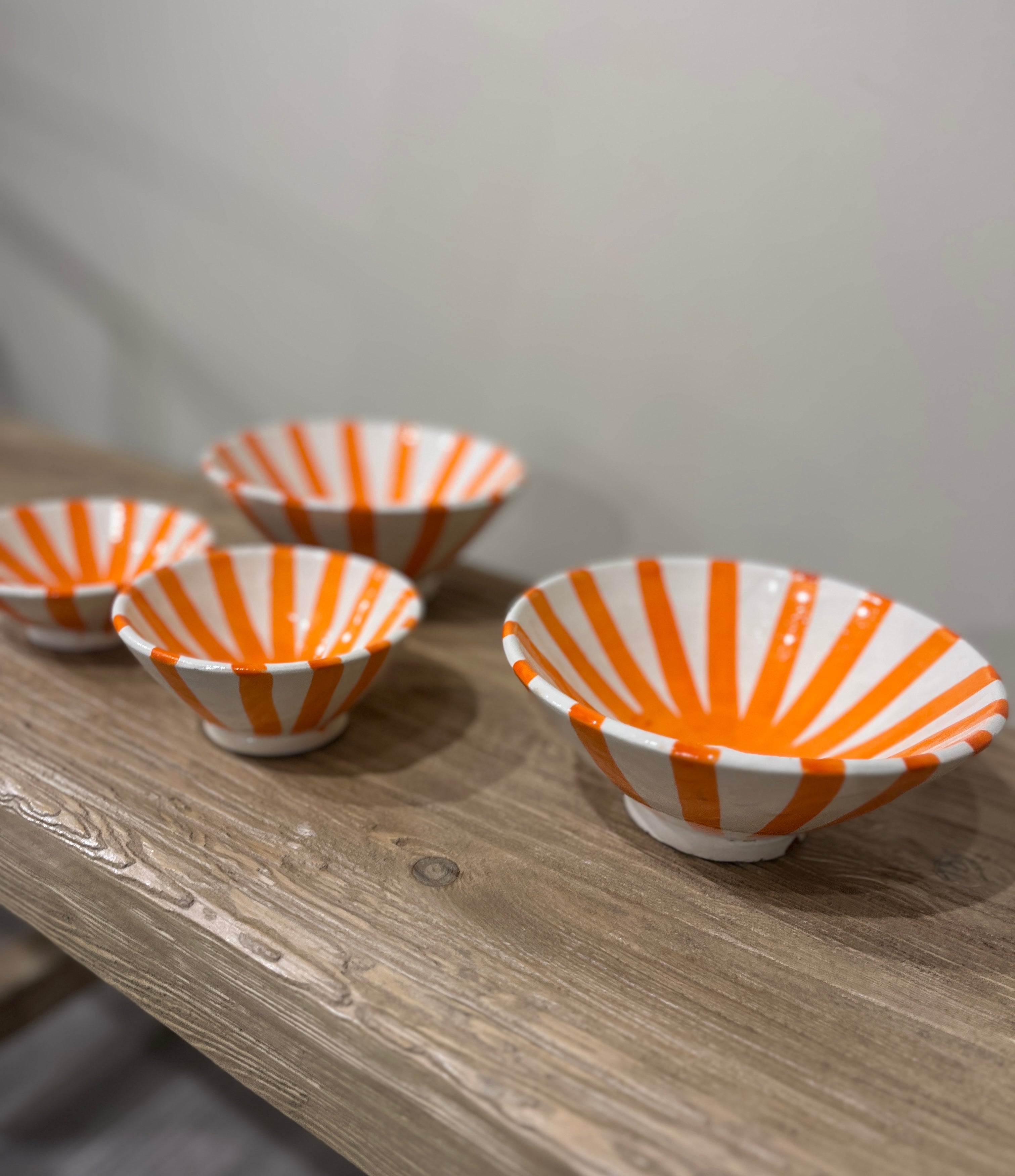 Håndlagde skåler med oransje striper