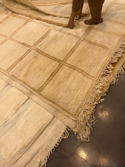 Beige og brunt marokkansk gulvteppe