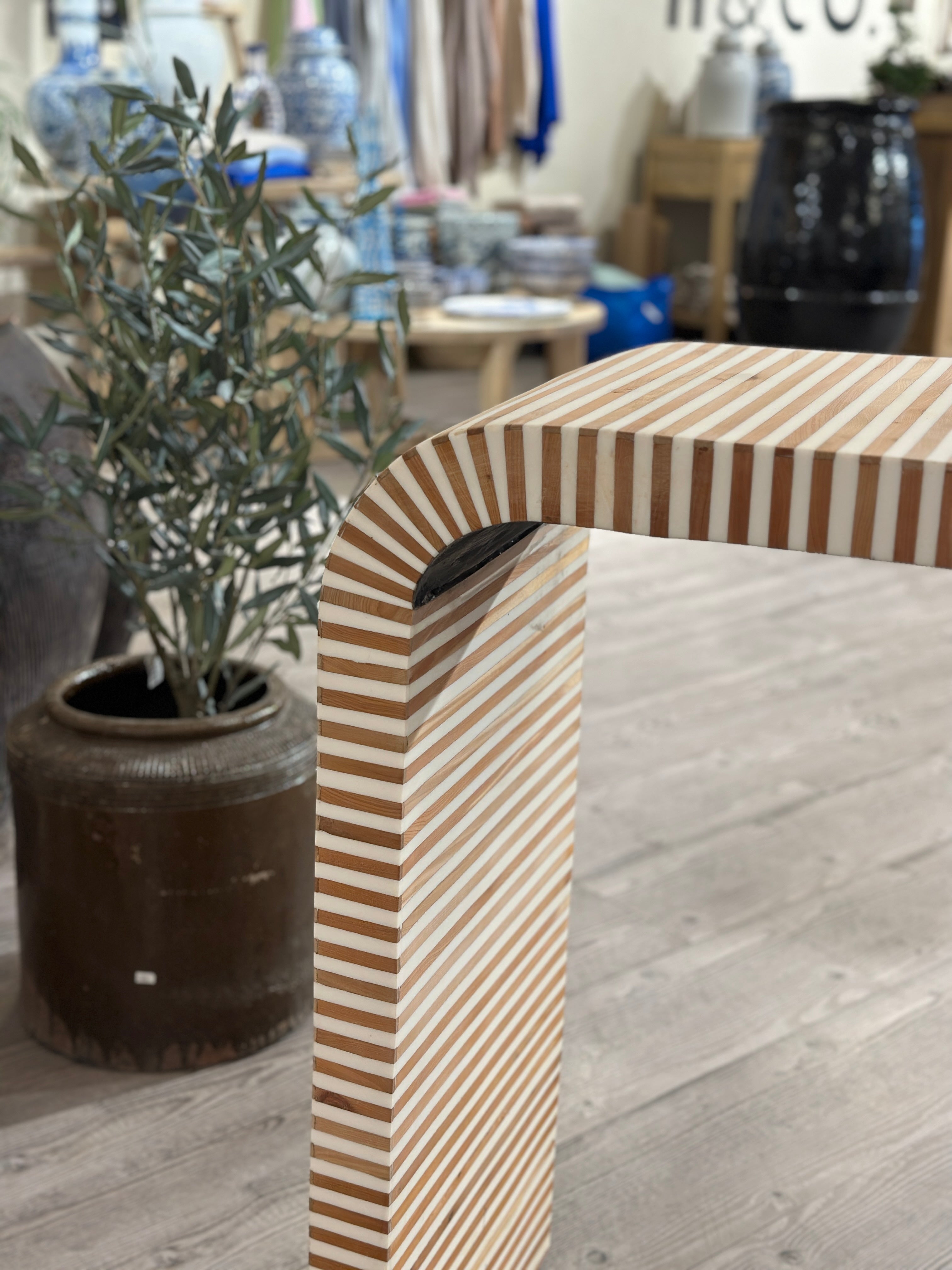 Valnøtt og resin konsollbord - svart eller hvitt