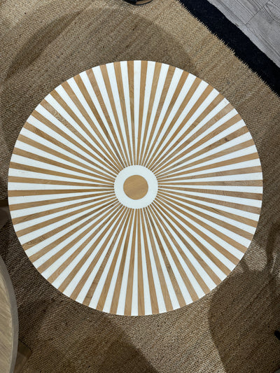 Valnøtt og resin stuebord med metallsokkel