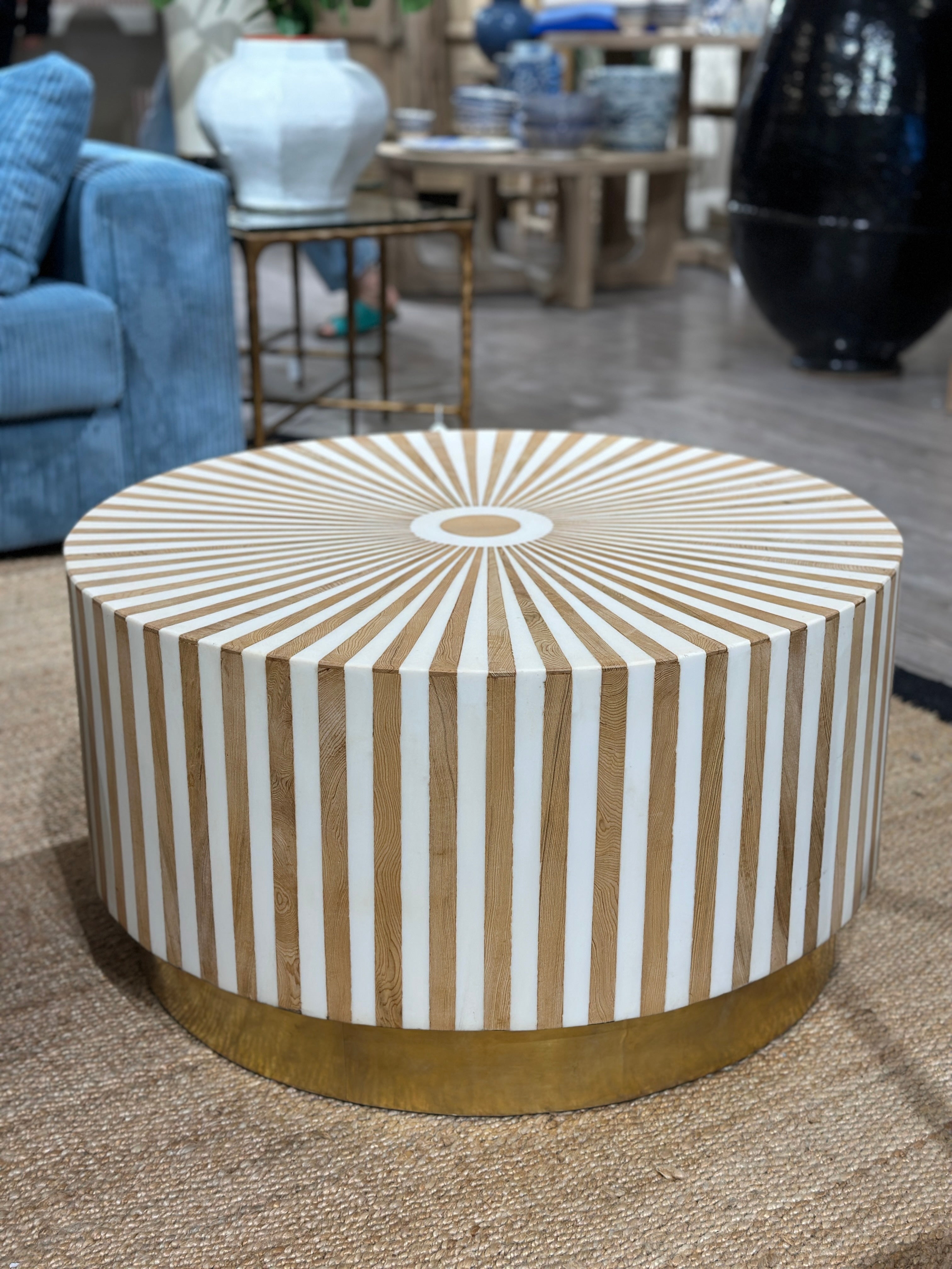 Valnøtt og resin stuebord med metallsokkel