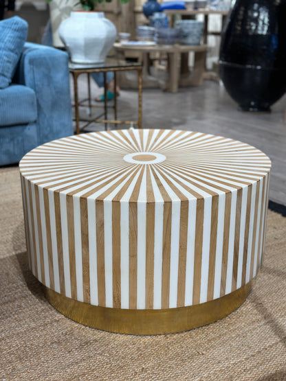 Valnøtt og resin stuebord med metallsokkel