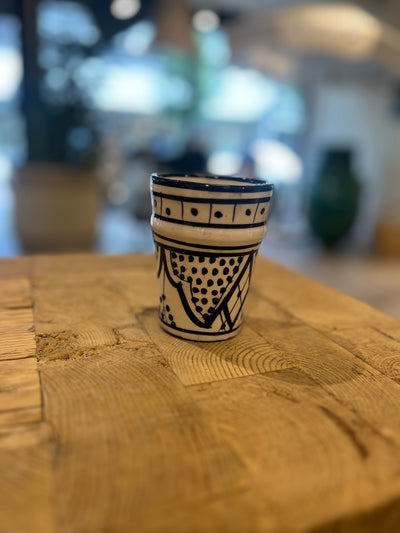 Sort tradisjonell marokkansk krus