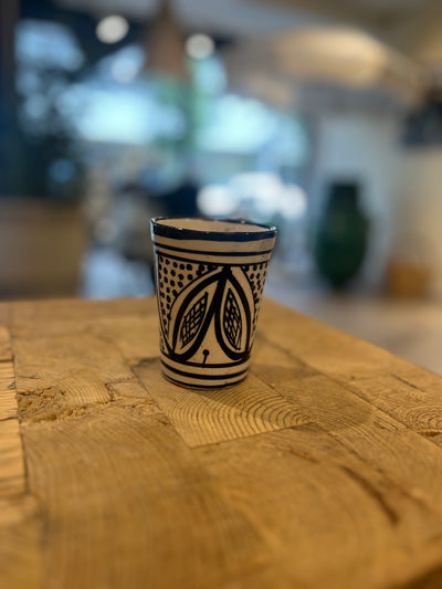 Sort tradisjonell marokkansk krus