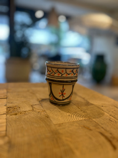 Grå krus med oransje detaljer