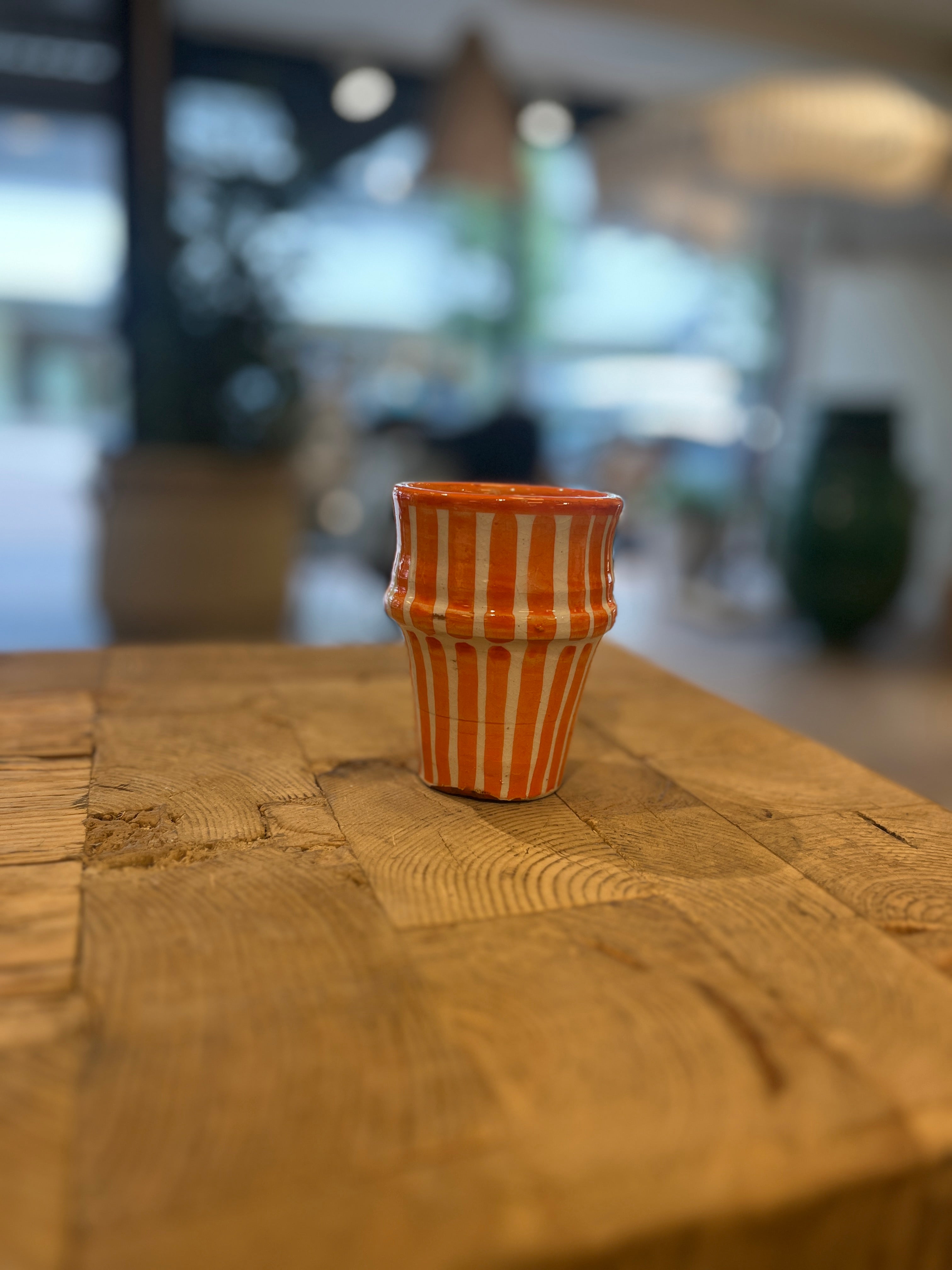 Oransje og hvit stripete krus