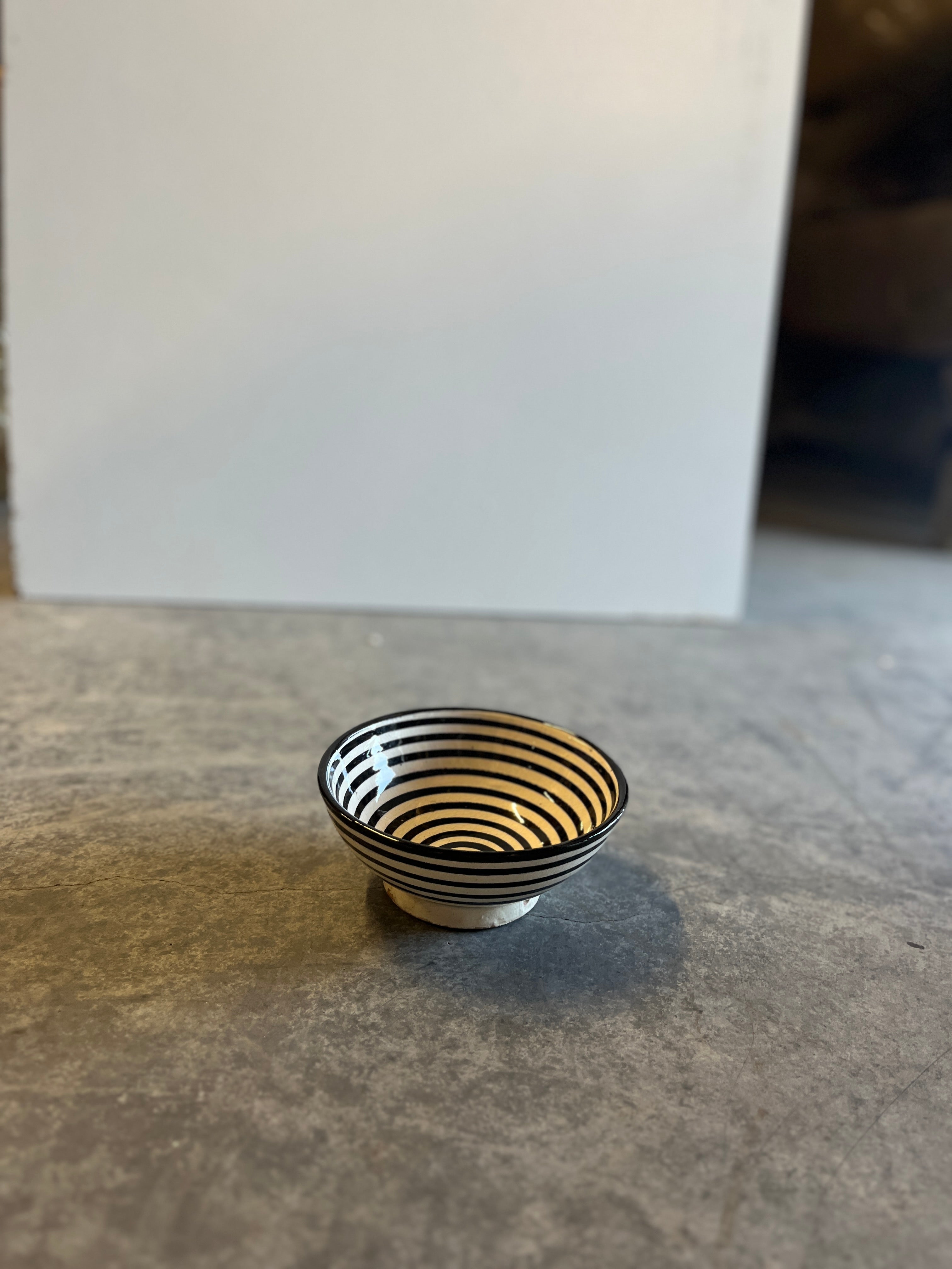 Sort og hvit sirkel skål - 15 cm