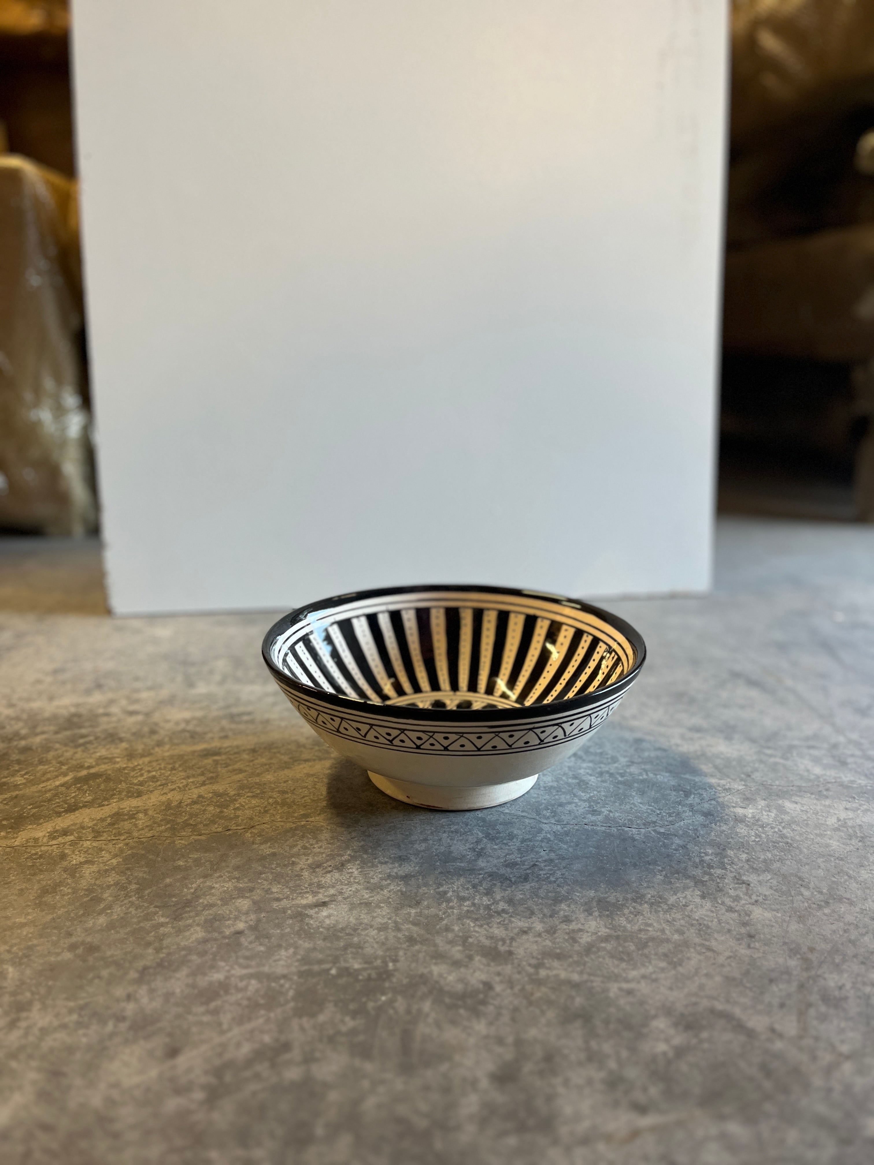Sort og hvit tradisjonell bolle - 25 cm