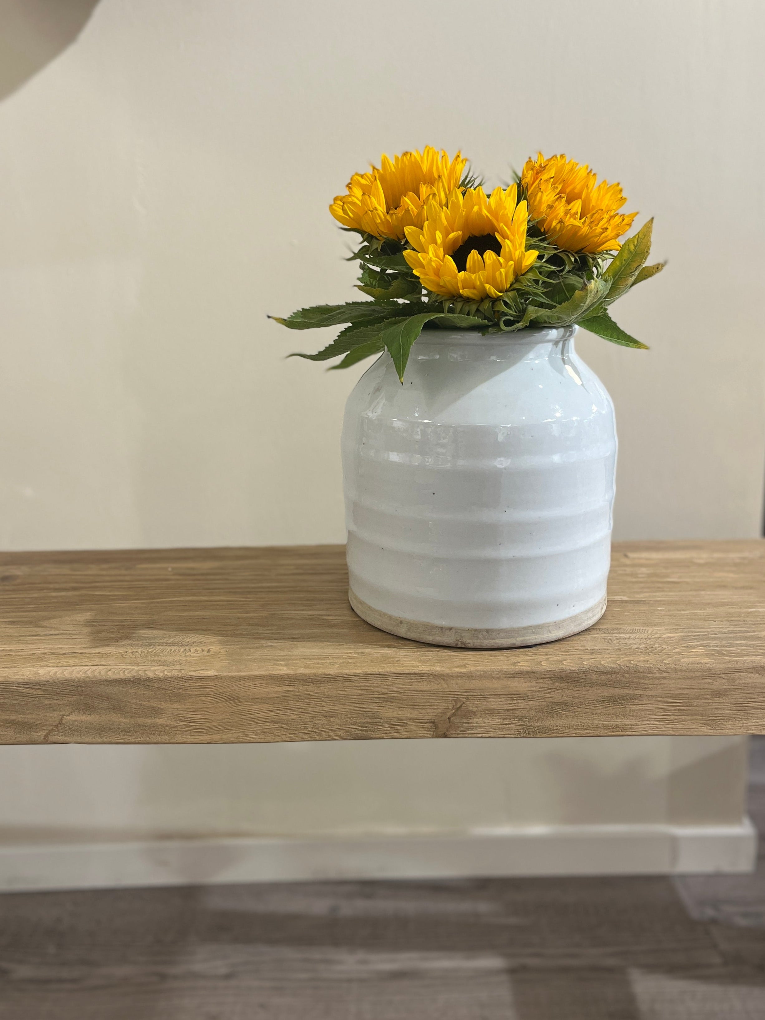 Rustikk hvit vase med natur farget bunn