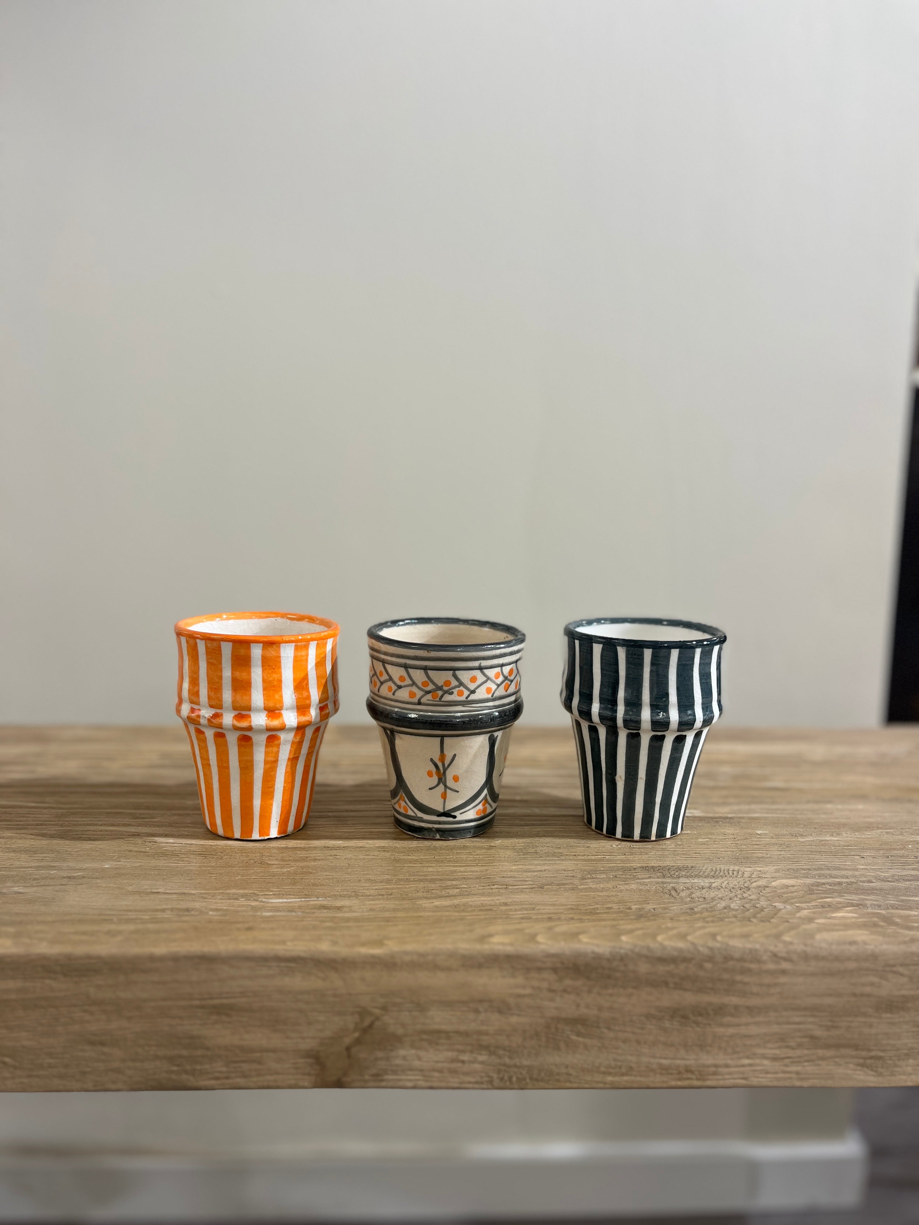 Grå krus med oransje detaljer