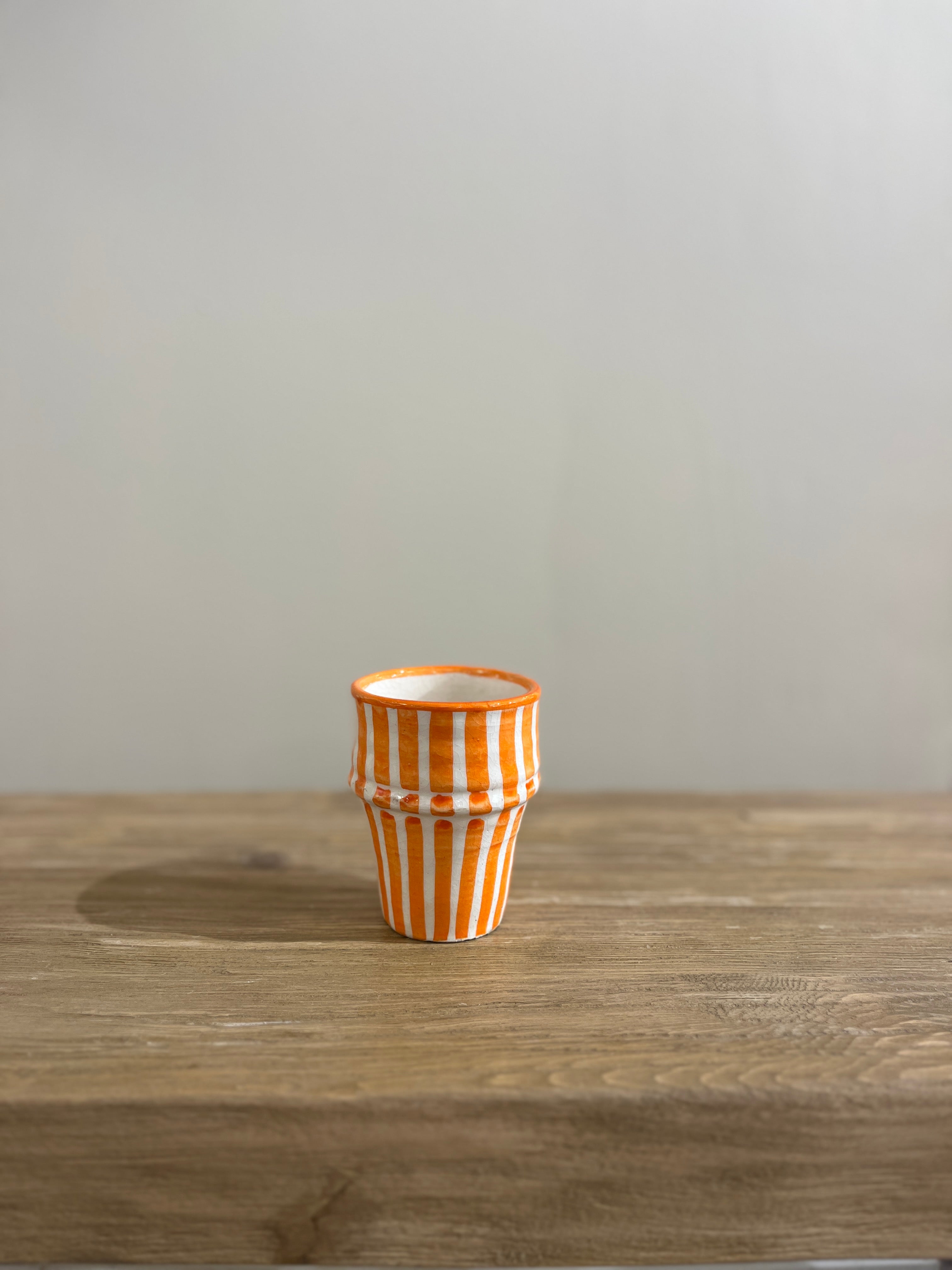 Oransje og hvit stripete krus