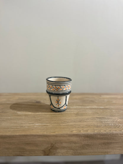 Grå krus med oransje detaljer