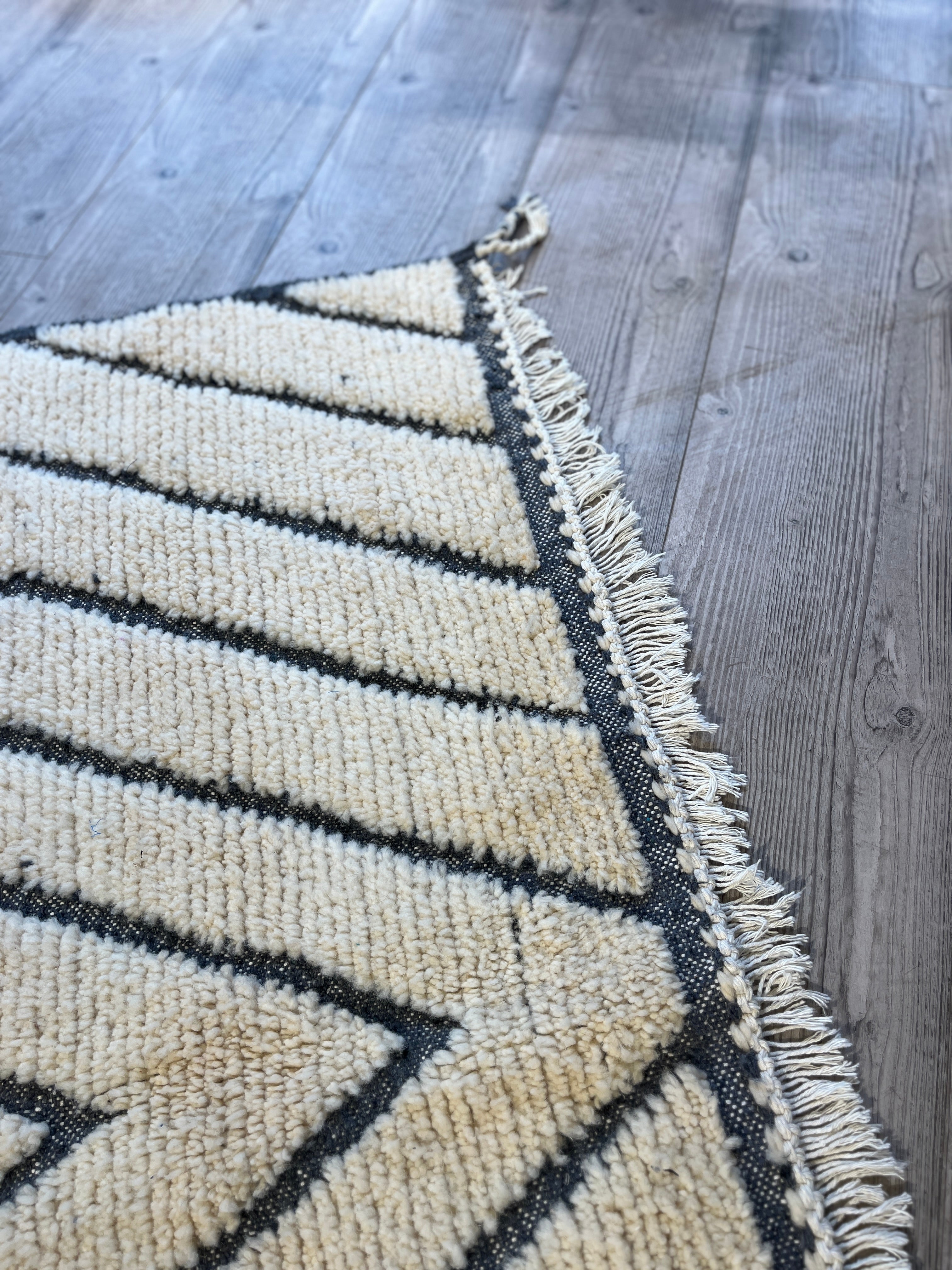 Håndvevd grått og hvitt ull gulvteppe