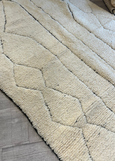 Håndvevd sort og hvitt ull gulvteppe