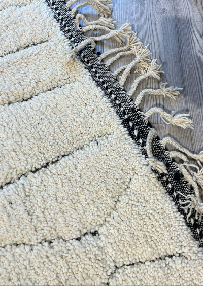 Håndvevd sort og hvitt ull gulvteppe