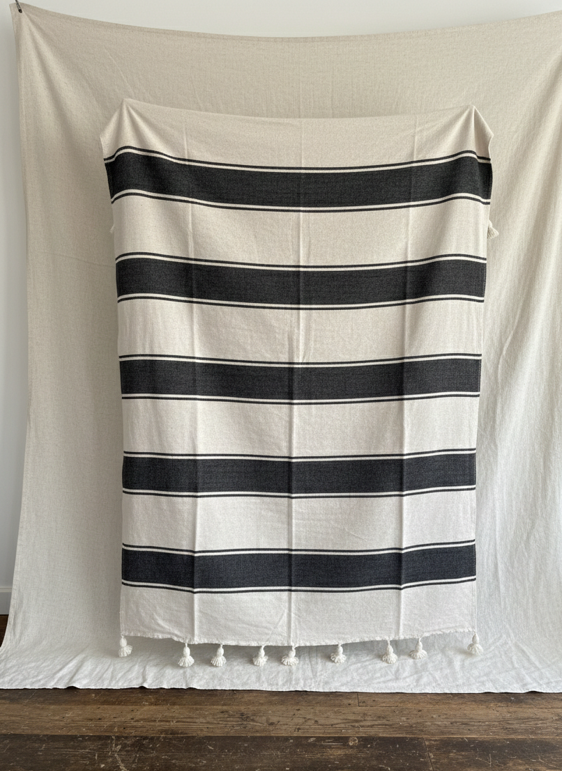 Natur og grå ullteppe/sengeteppe