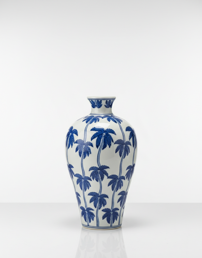 Hvit vase med blå palmer