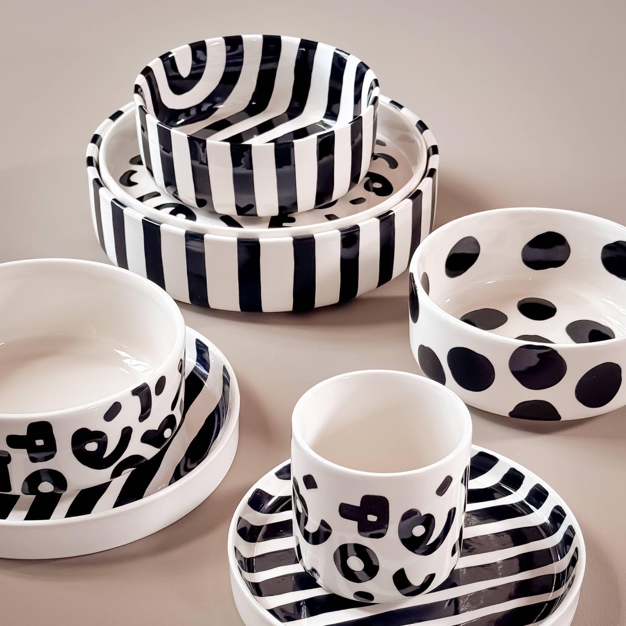 Krus med sorte sirkler