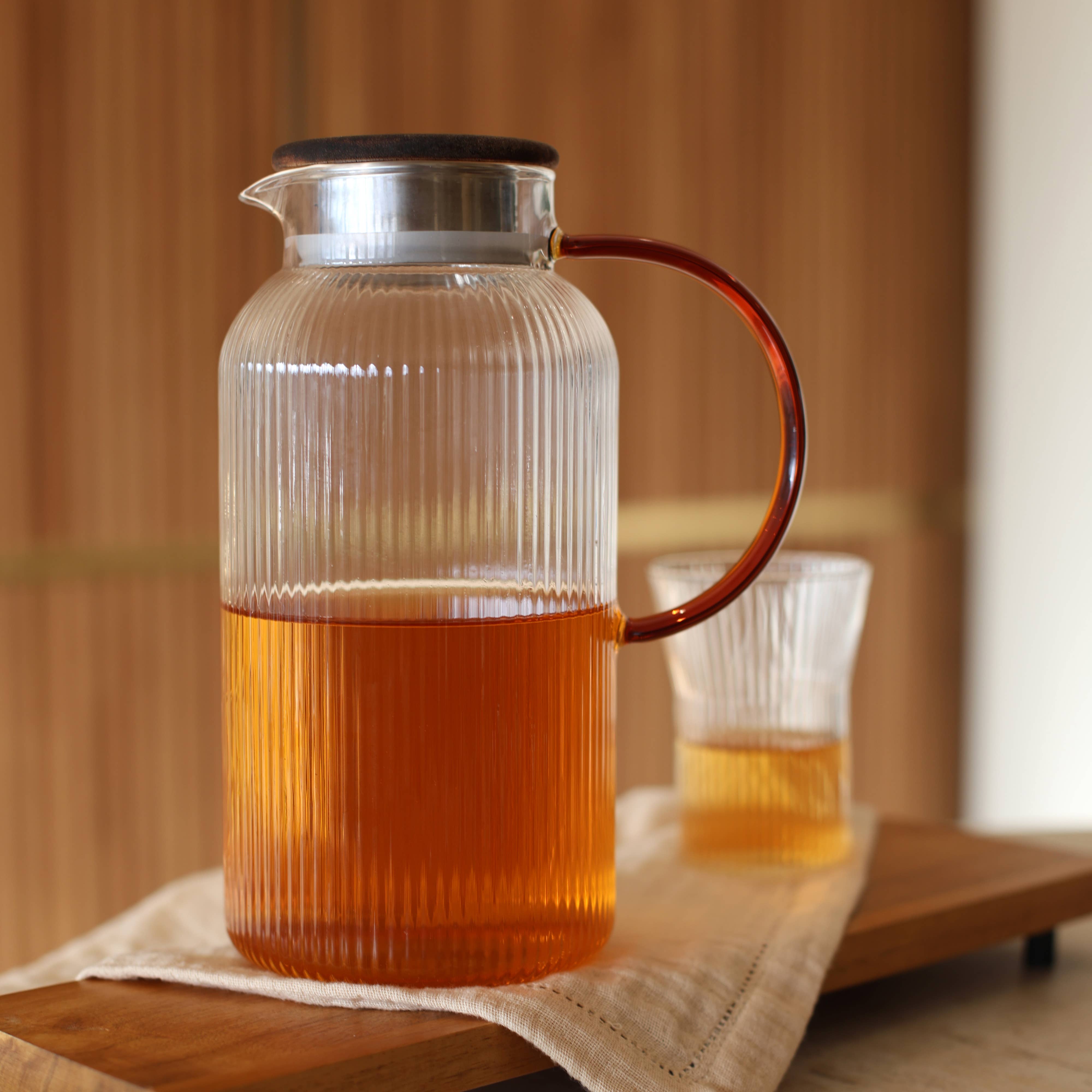 Glass karaffel med amber-farget håndtak