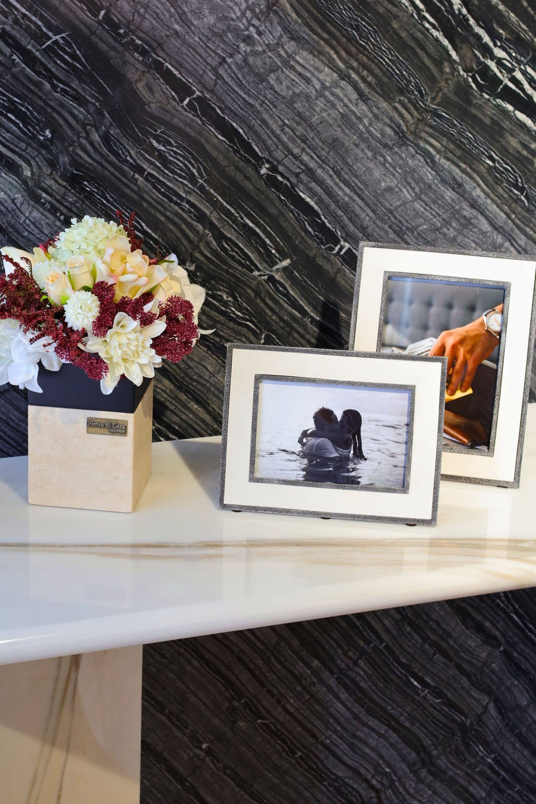 Grå metall bilderamme