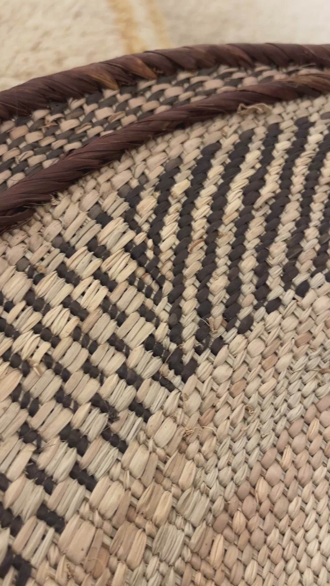 Last inn video: Afrikansk raffia fat