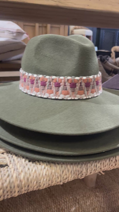 Grønn felt hatt med bånd