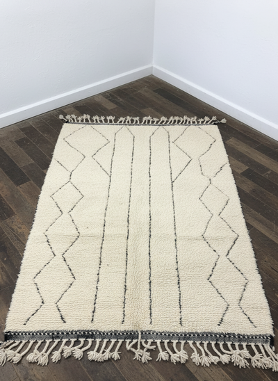 Håndvevd sort og hvitt ull gulvteppe