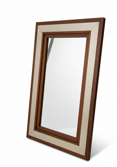 Speil med treramme og metalldekor