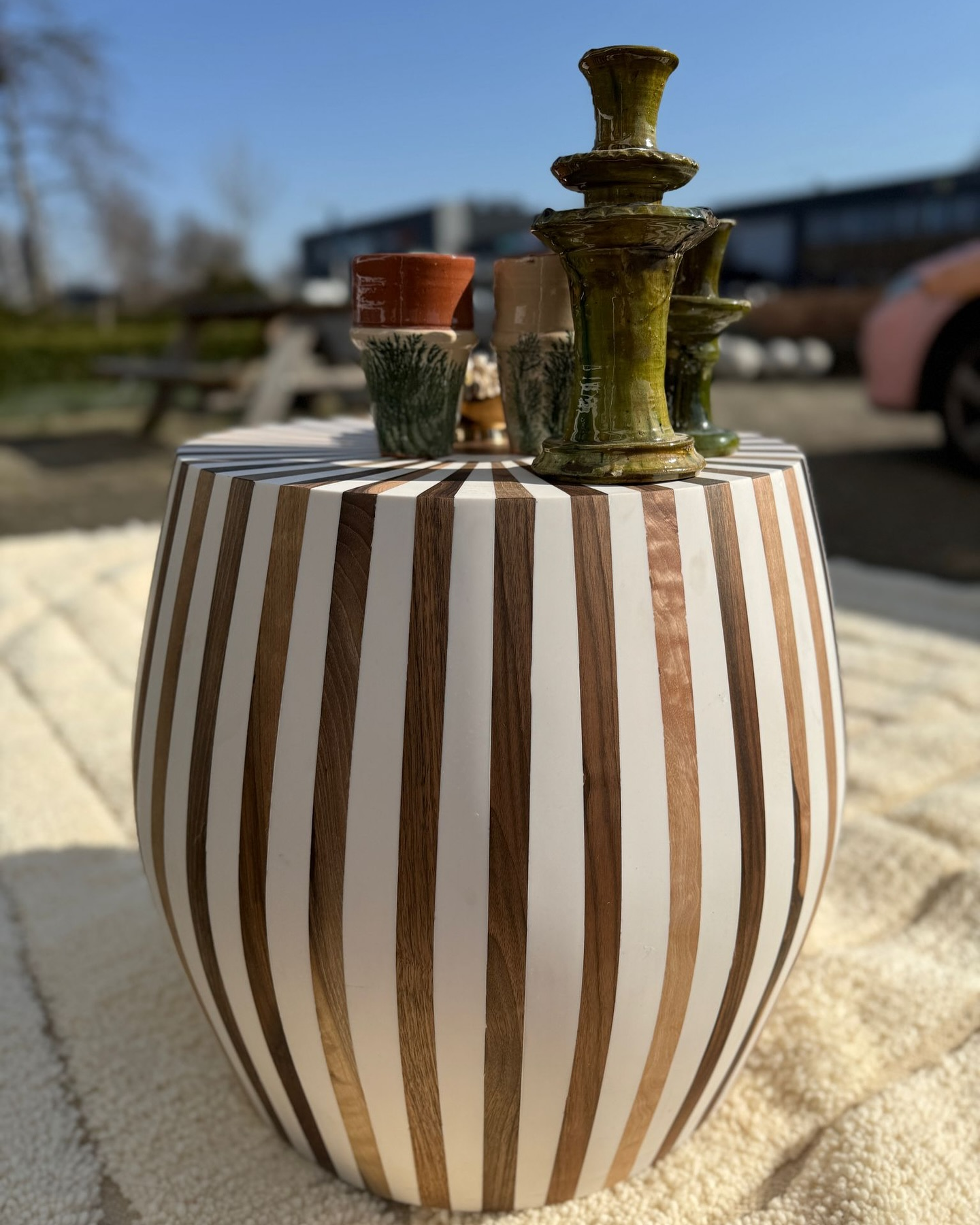 Valnøtt og resin sidebord
