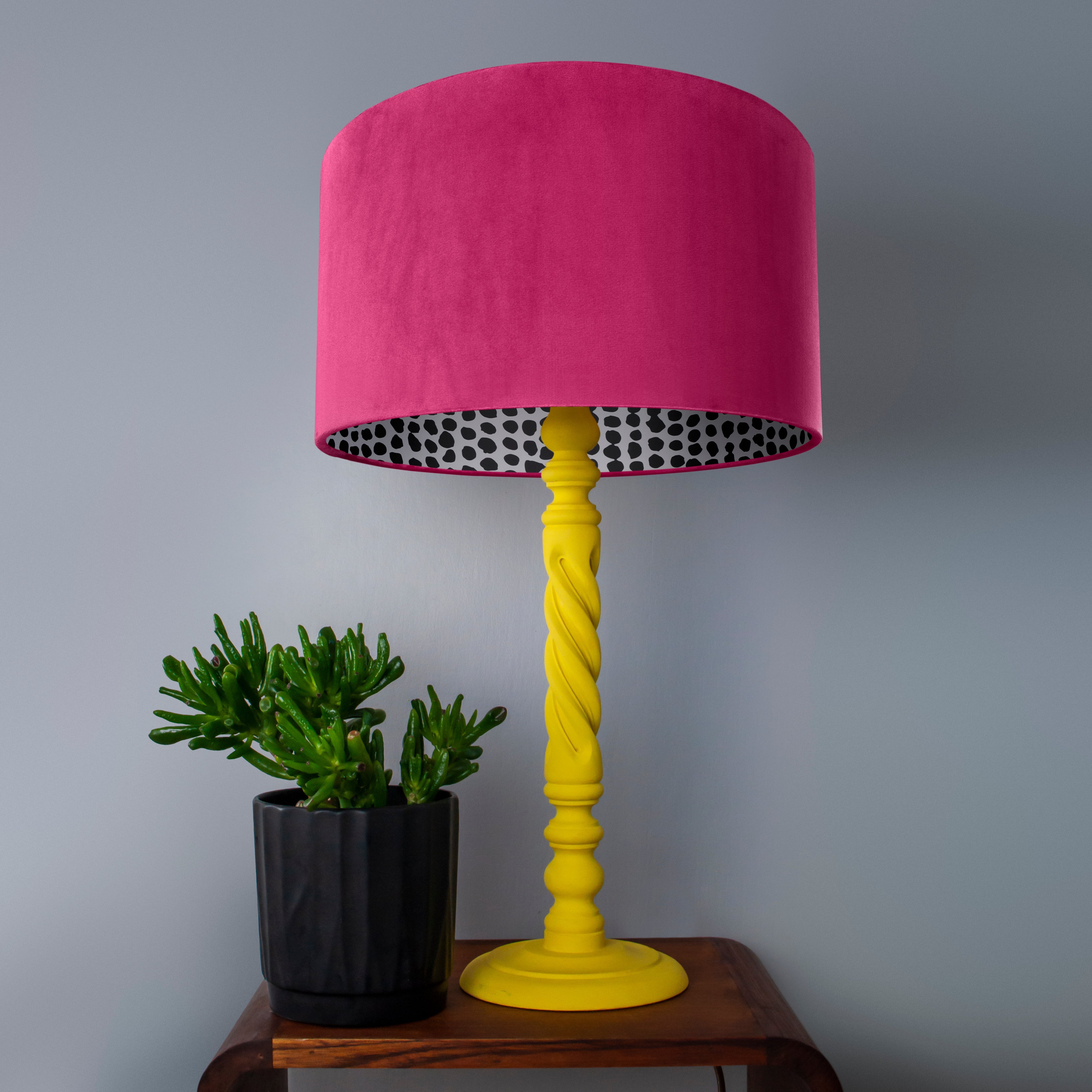 Hot pink velvet/monochrome dot lampeskjerm